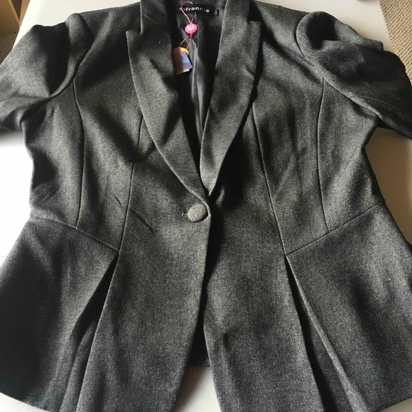 Mfrannie New Suit - includes blouse, skirt and blazer - Picture 14 of 16
